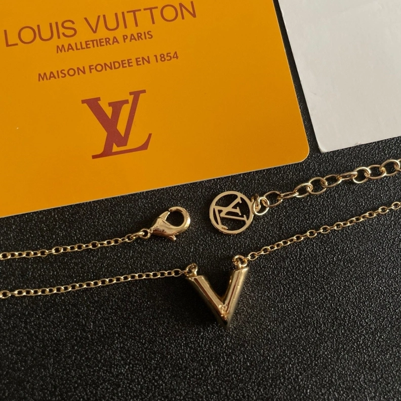 Resilient Chxnxl Necklaces 286924
