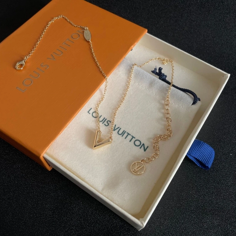 Resilient Chxnxl Necklaces 286924