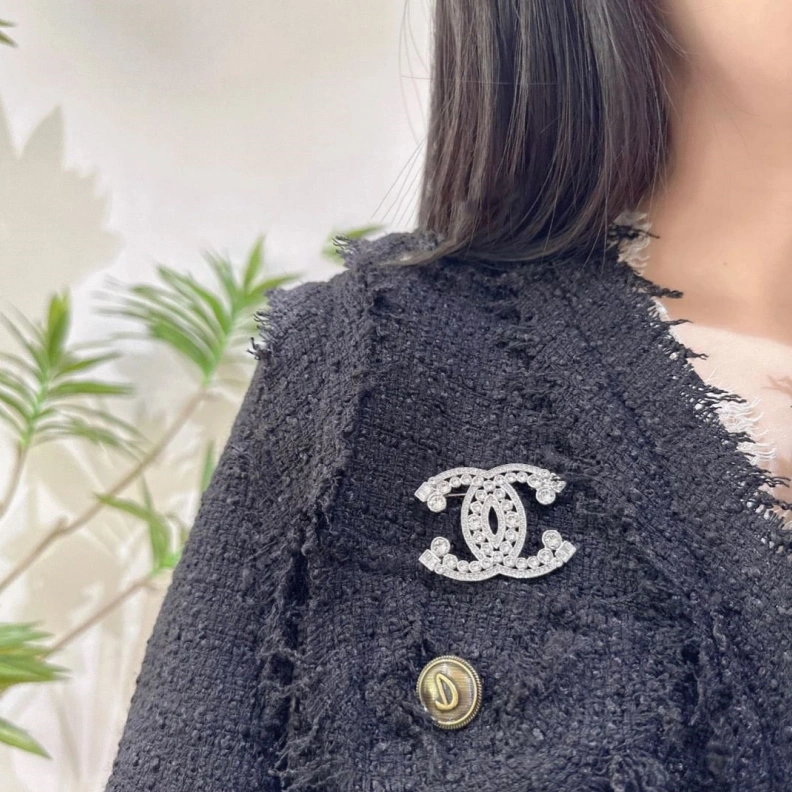 Stylish Chxnxl Brooches 287874