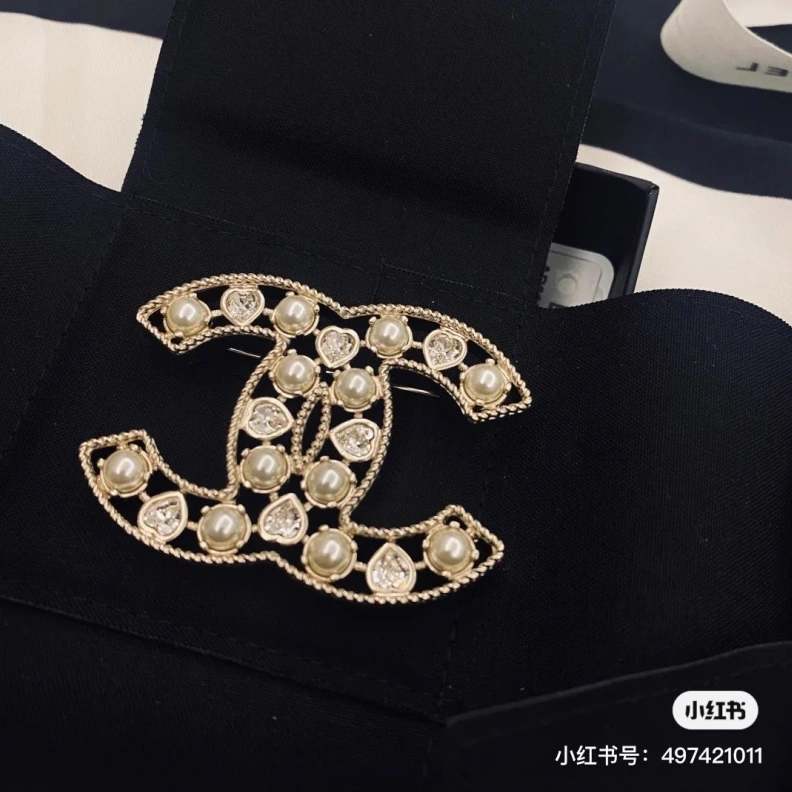 Vibrant Chxnxl Brooches 287863