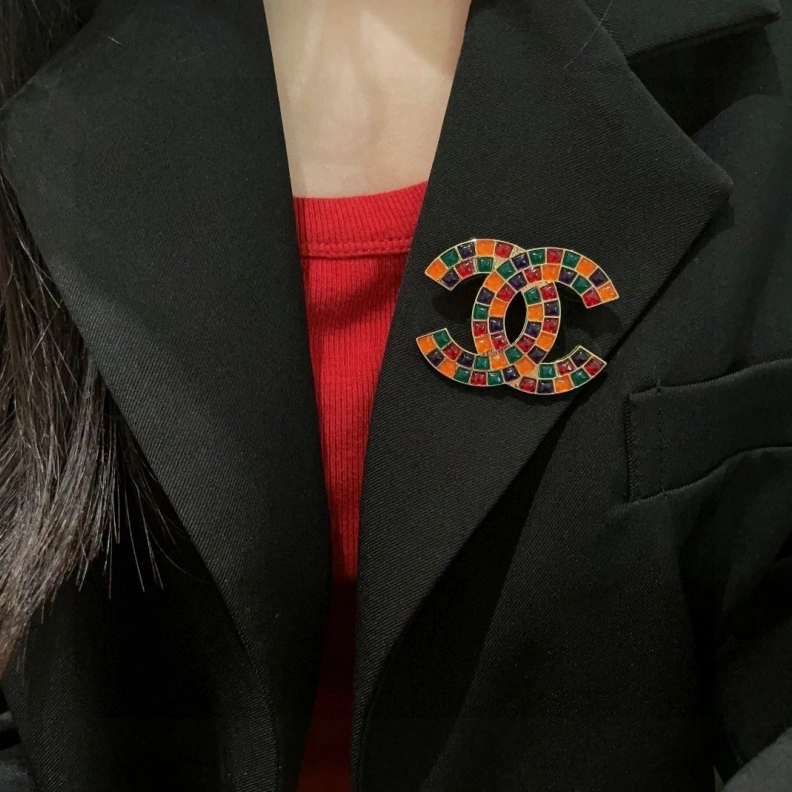 Vibrant Chxnxl Brooches 284678