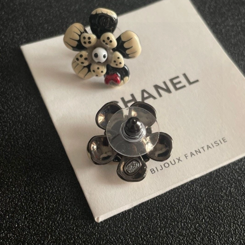 Vibrant Chxnxl Earrings 284522