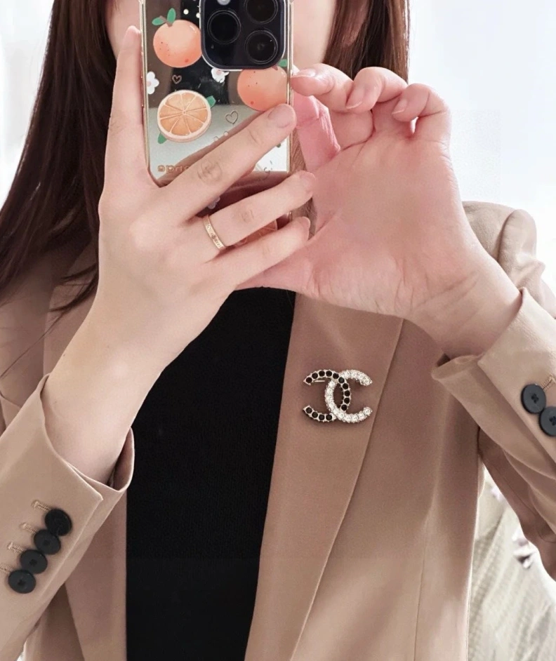 Sleek Chxnxl Brooches 284652