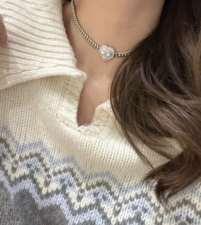 Sleek Chxnxl Necklaces 284987