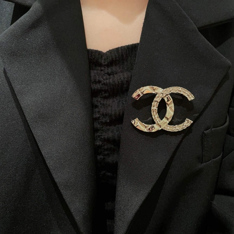 Vibrant Chxnxl Brooches 284650