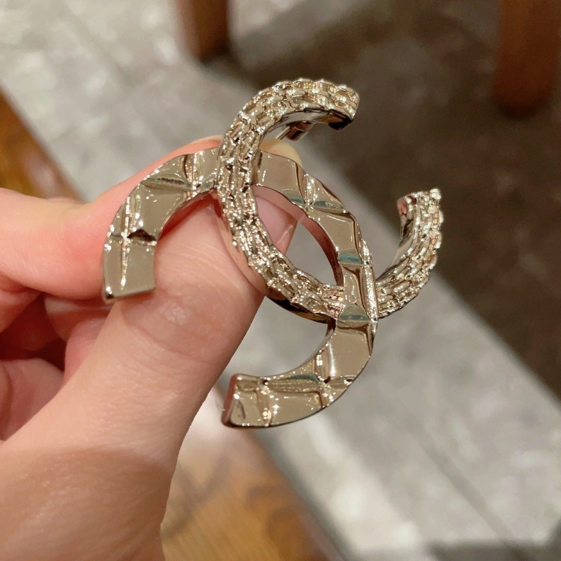 Vibrant Chxnxl Brooches 284650