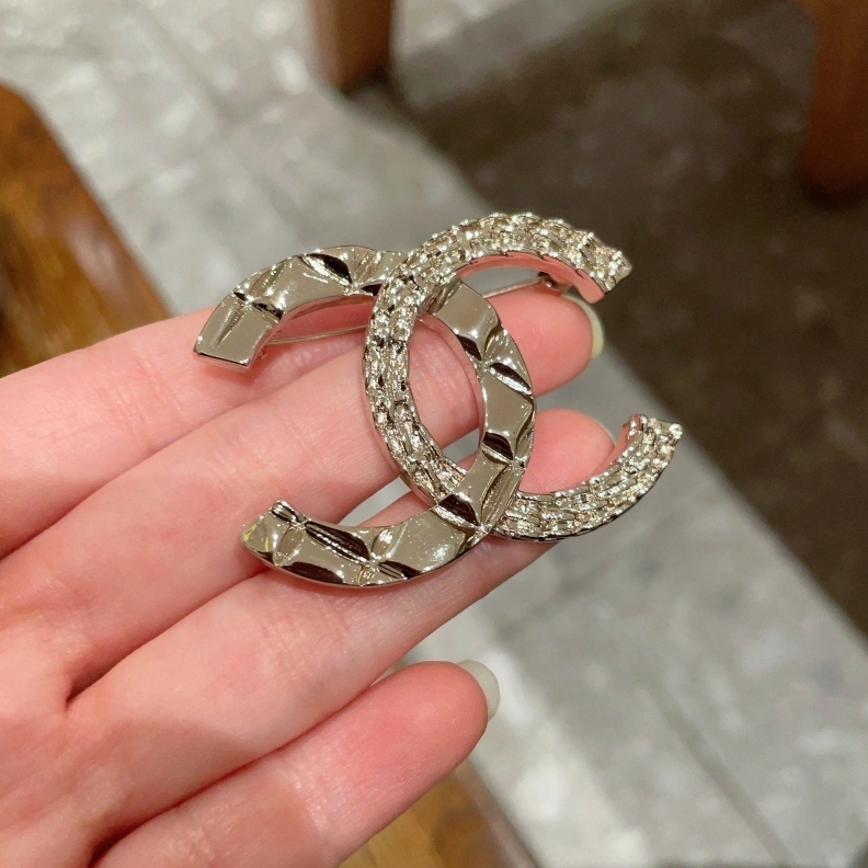 Vibrant Chxnxl Brooches 284650