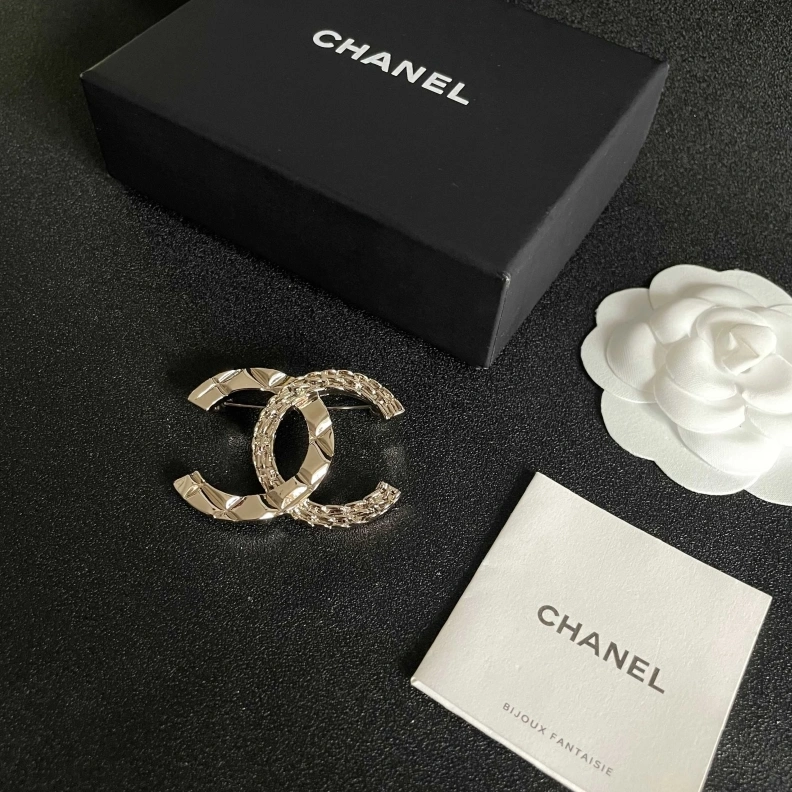 Vibrant Chxnxl Brooches 284650