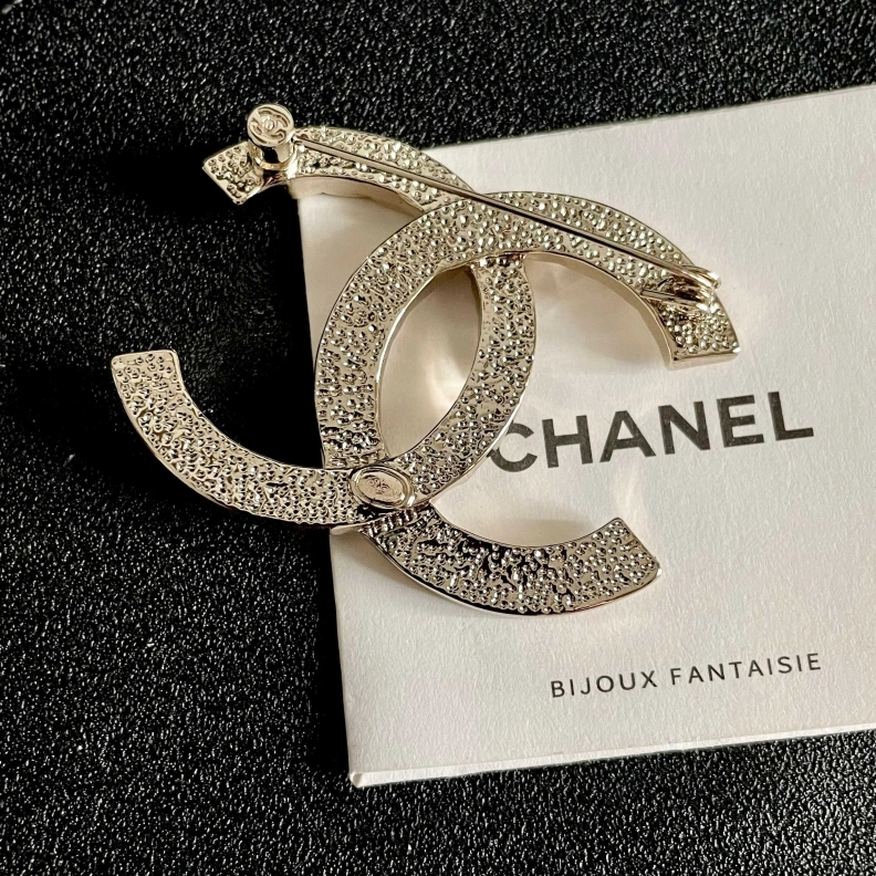 Vibrant Chxnxl Brooches 284650
