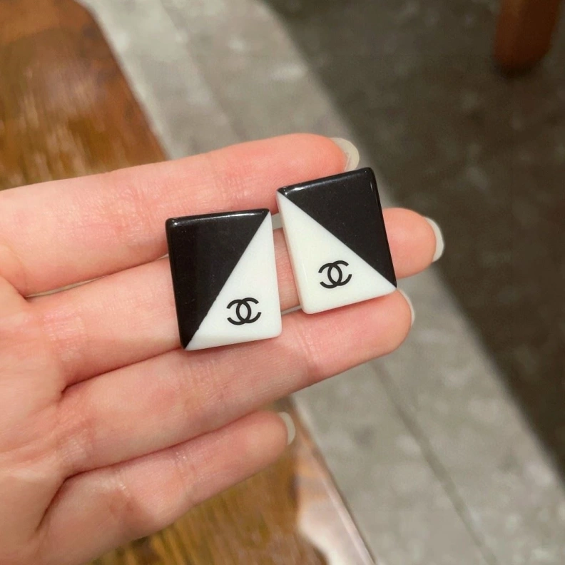 Trendsetting Chxnxl Earrings 284380
