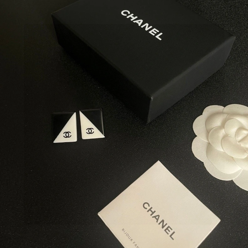 Trendsetting Chxnxl Earrings 284380