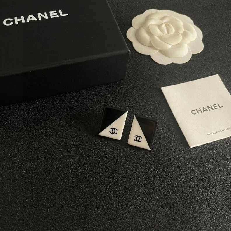 Trendsetting Chxnxl Earrings 284380