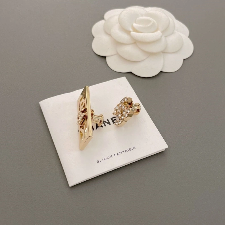Bold Chxnxl Brooches 284638