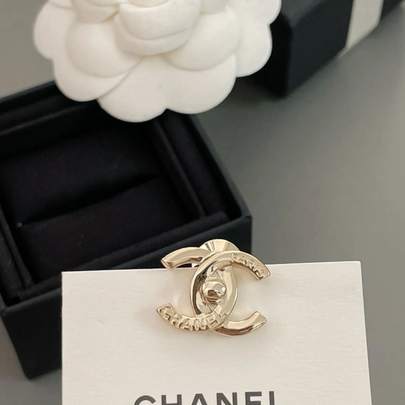 WellDesigned Chxnxl Brooches 284628