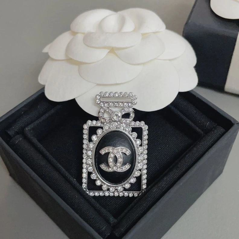 HighQuality Chxnxl Brooches 284621
