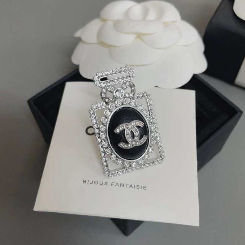 HighQuality Chxnxl Brooches 284621