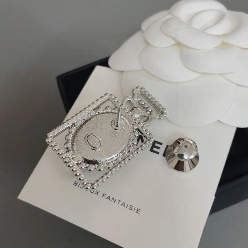 HighQuality Chxnxl Brooches 284621