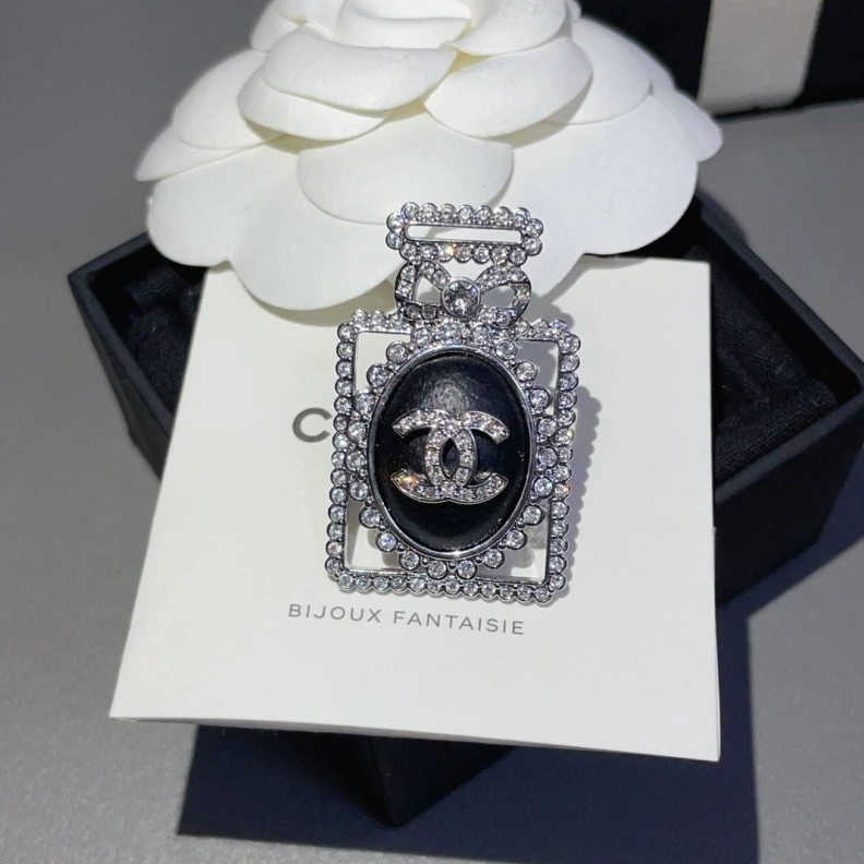 HighQuality Chxnxl Brooches 284621