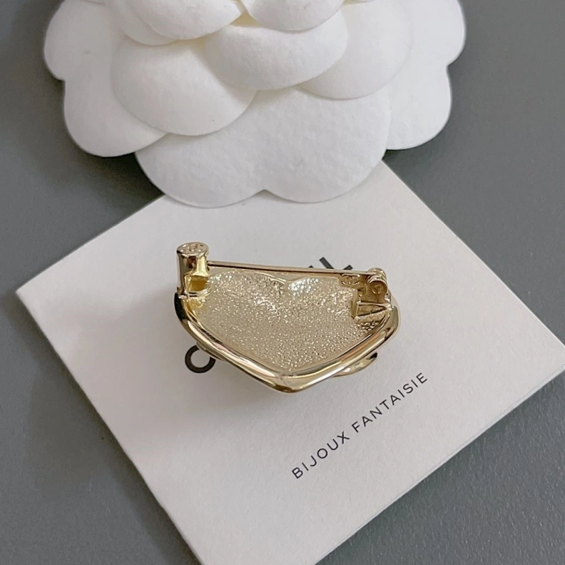 Lightweight Chxnxl Brooches 284623