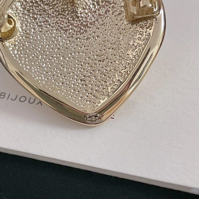 Lightweight Chxnxl Brooches 284623