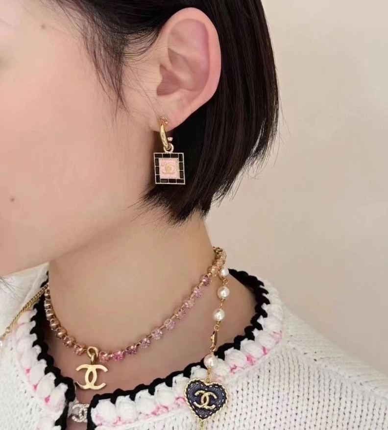Stylish Chxnxl Necklaces 284873