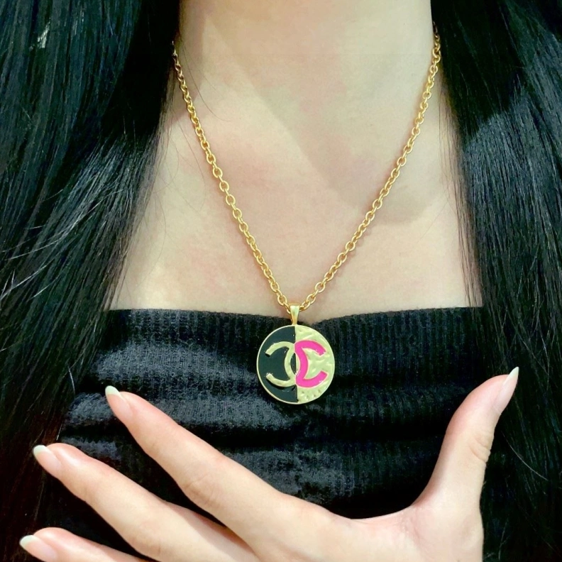 Compact Chxnxl Necklaces 284845