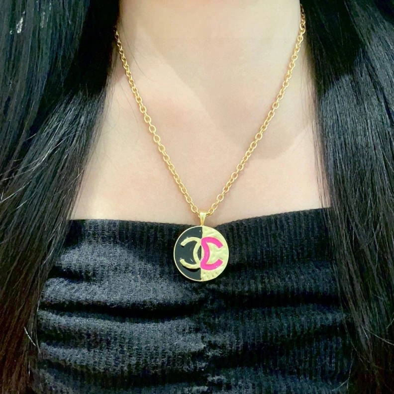 Compact Chxnxl Necklaces 284845