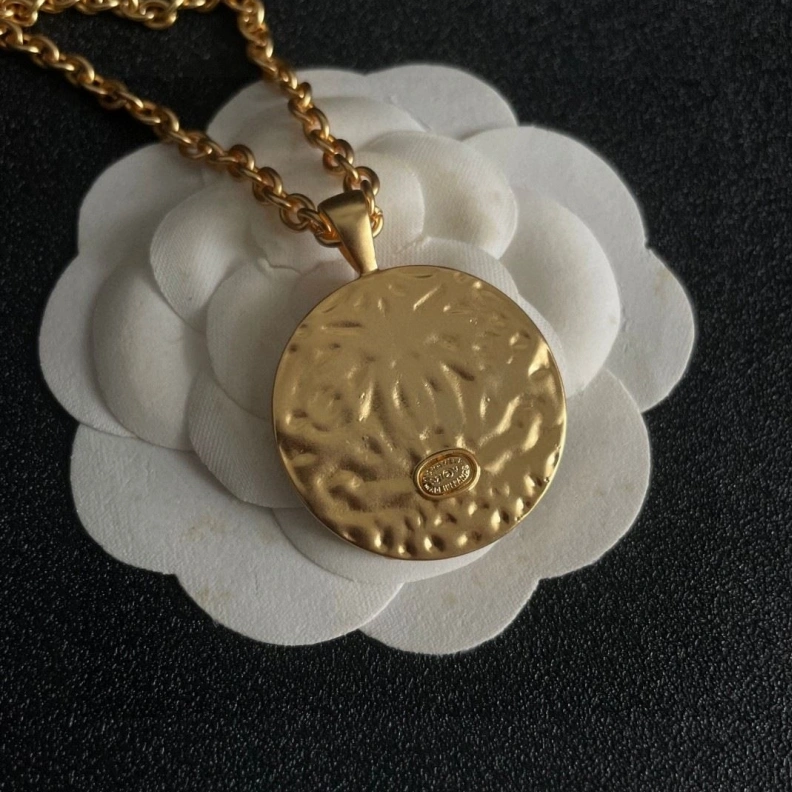 Compact Chxnxl Necklaces 284845