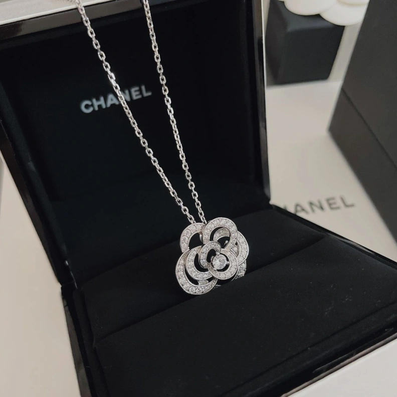 Resilient Chxnxl Necklaces 284802