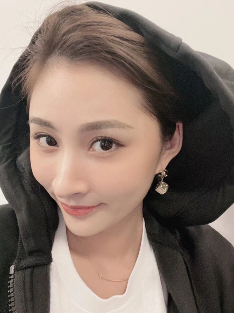 Flexible Chxnxl Earrings 287396