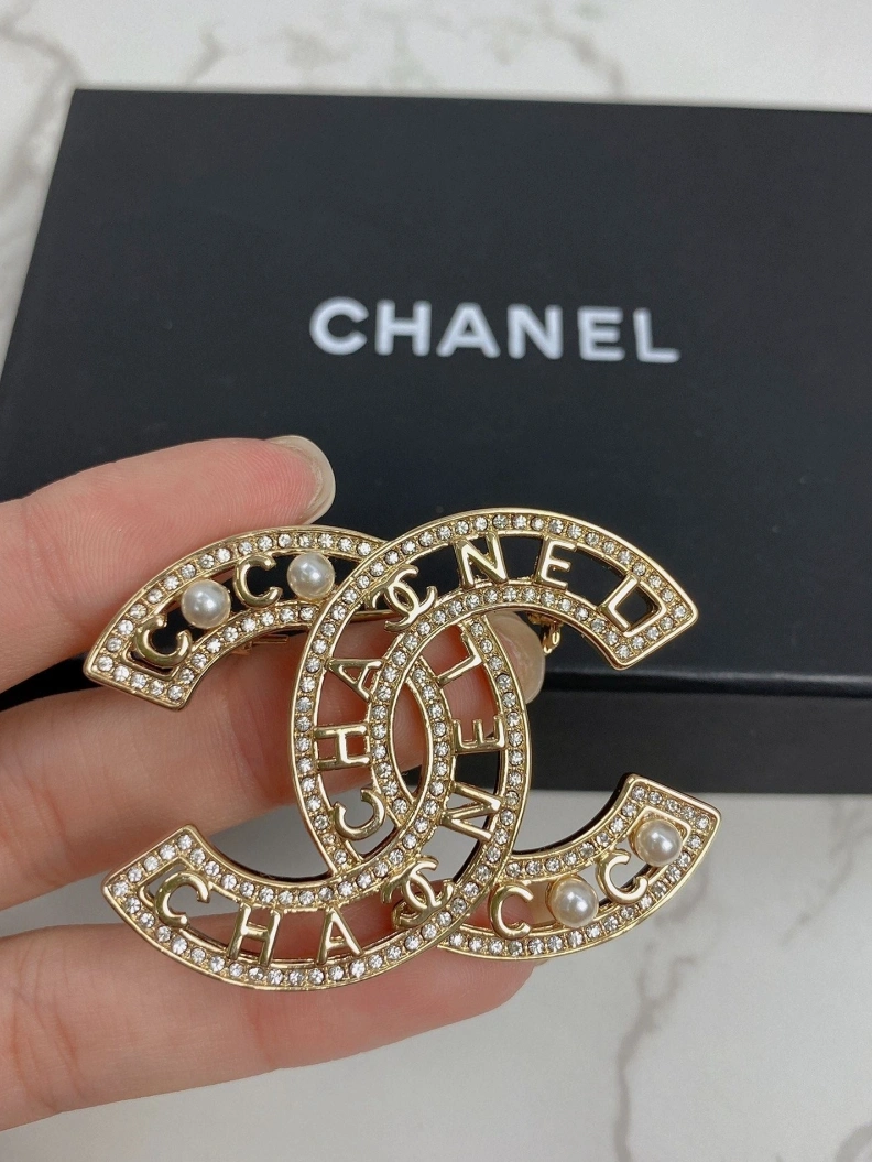 EyeCatching Chxnxl Brooches 287804