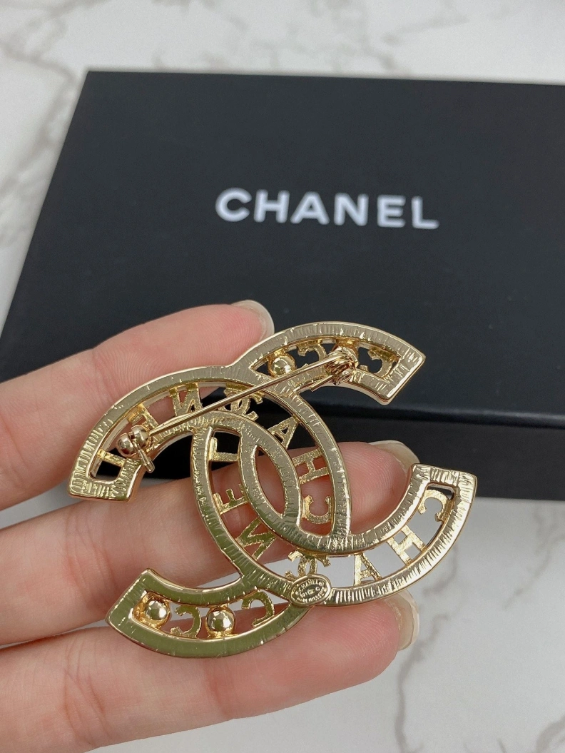 EyeCatching Chxnxl Brooches 287804