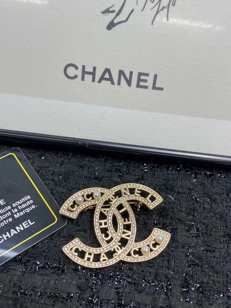 EyeCatching Chxnxl Brooches 287804