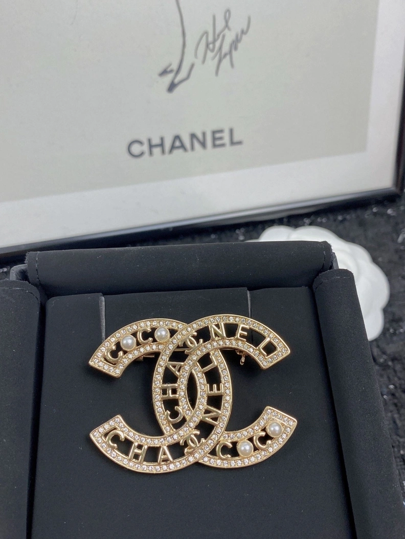 EyeCatching Chxnxl Brooches 287804