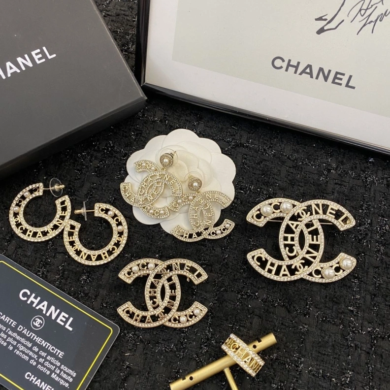 EyeCatching Chxnxl Brooches 287804