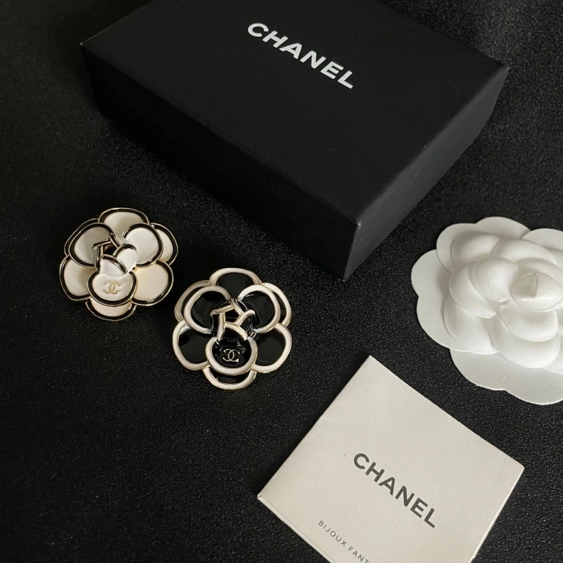 Compact Chxnxl Brooches 287789