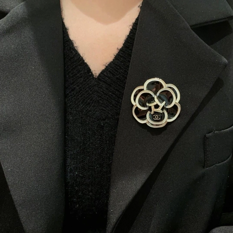 Compact Chxnxl Brooches 287789