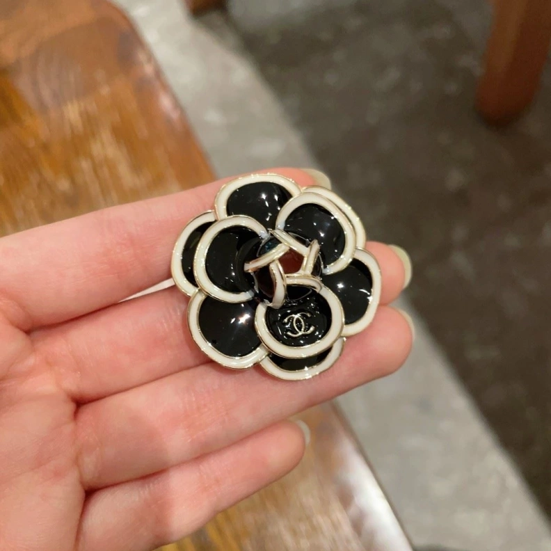 Compact Chxnxl Brooches 287789