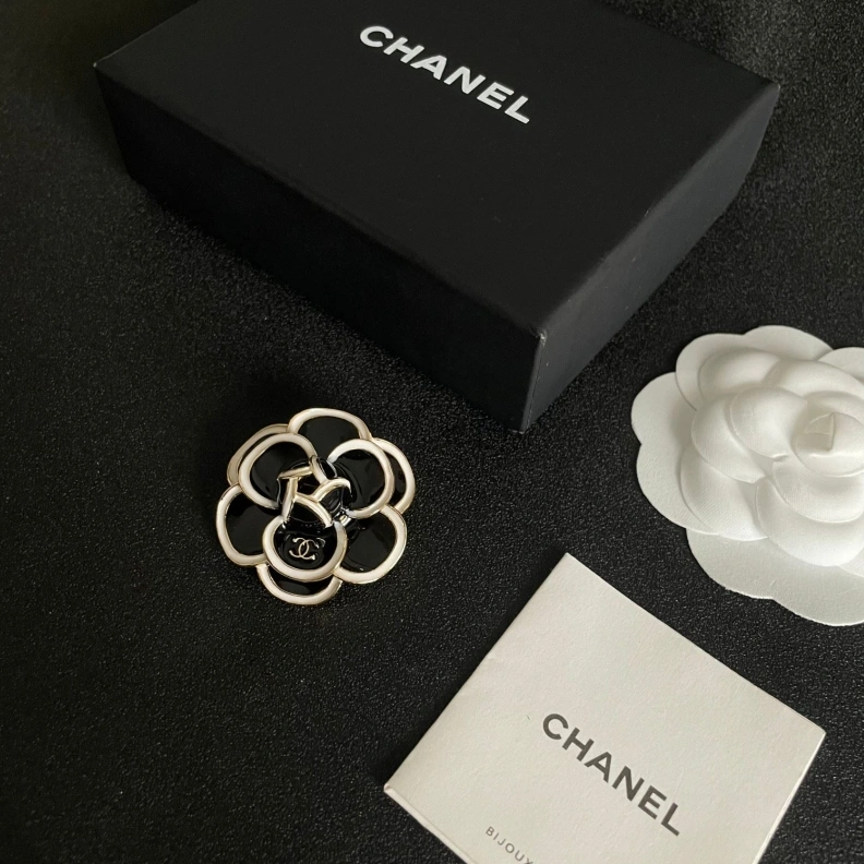 Compact Chxnxl Brooches 287789