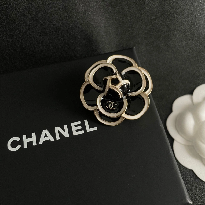 Compact Chxnxl Brooches 287789