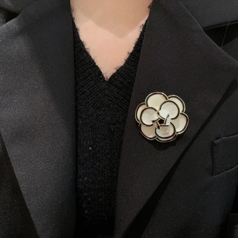 Stylish Chxnxl Brooches 287783