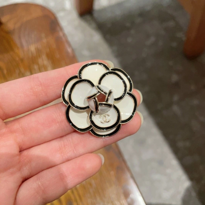 Stylish Chxnxl Brooches 287783