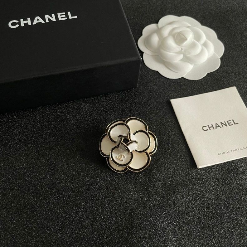 Stylish Chxnxl Brooches 287783