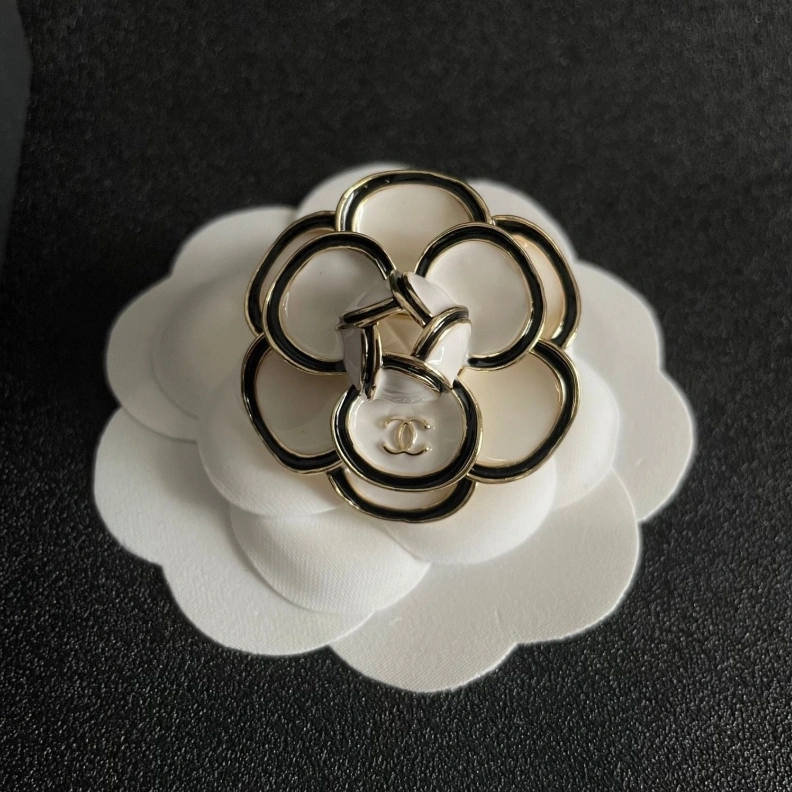 Stylish Chxnxl Brooches 287783