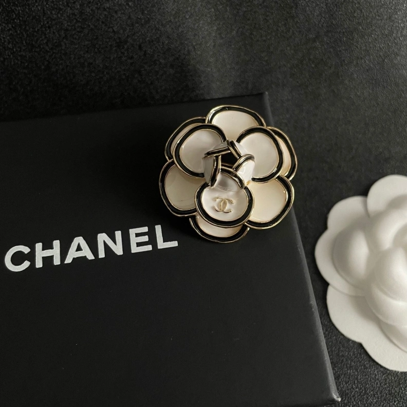Stylish Chxnxl Brooches 287783