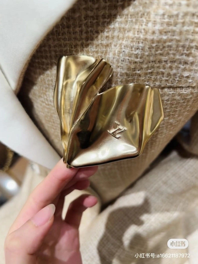 Breathable LX Brooches 309489