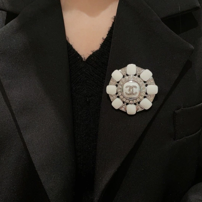 Vibrant Chxnxl Brooches 287761
