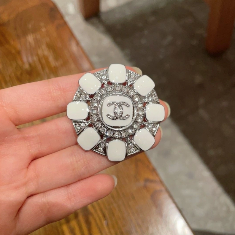 Vibrant Chxnxl Brooches 287761
