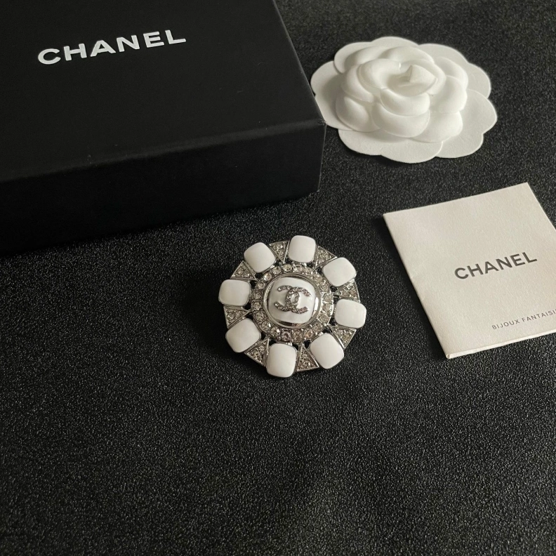 Vibrant Chxnxl Brooches 287761