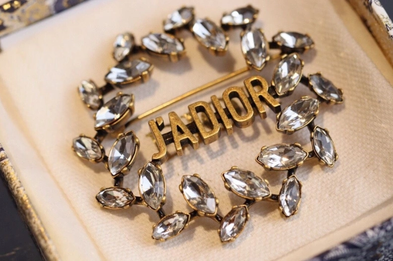 Compact Christian Dxxr Brooches 294578